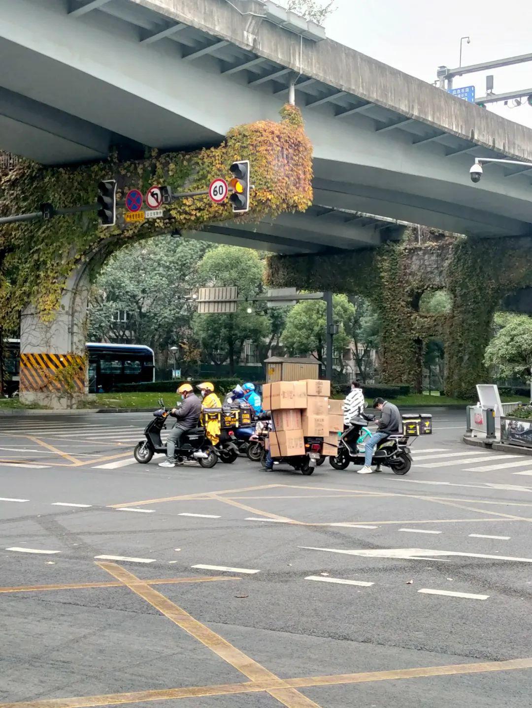 成都商铺火灾，消防部门迅速应对并通报情况