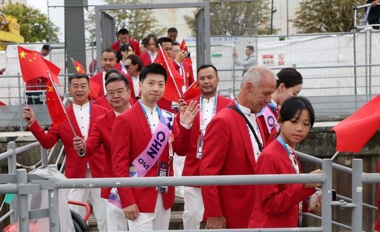 学生开幕式意外体验，新场地考验与反思