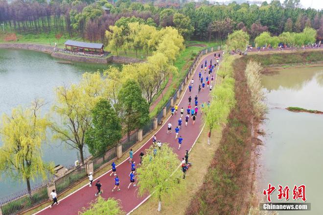 2024湖州马拉松开跑 1.5万名跑友烟雨中赏...