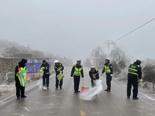 六盘水高新区建设服务中心心系群众安全，撒盐除冰行动确保畅通无阻