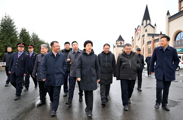 梁惠玲在亚布力检查亚冬会场馆场地和配套设施维修...