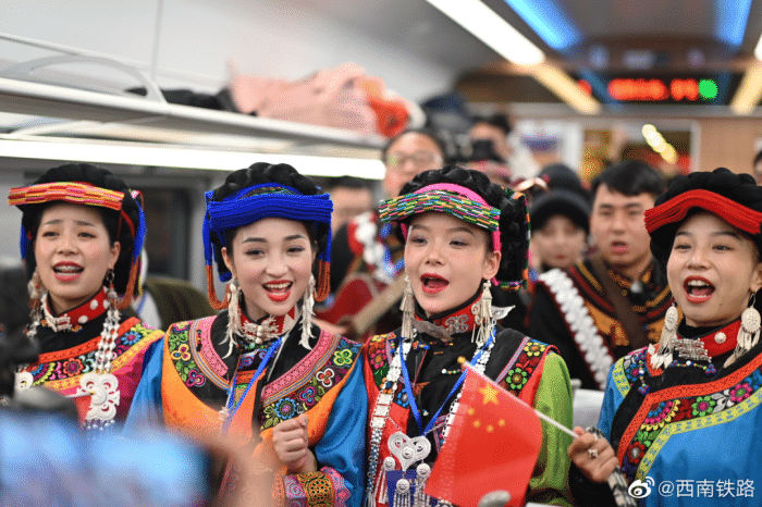 新成昆铁路助力凉山彝族年民族文化交流与旅游发展，七天假期迎旅游热潮