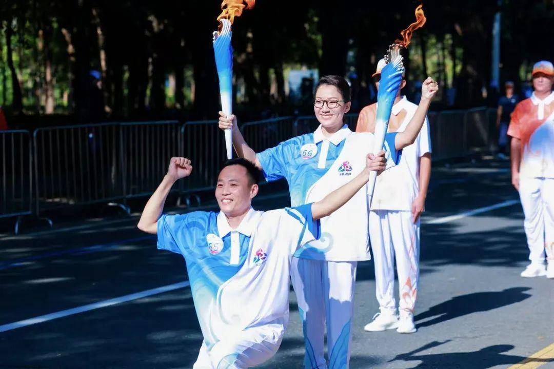 运动会火炬实地传递：薪火相传 精神闪耀