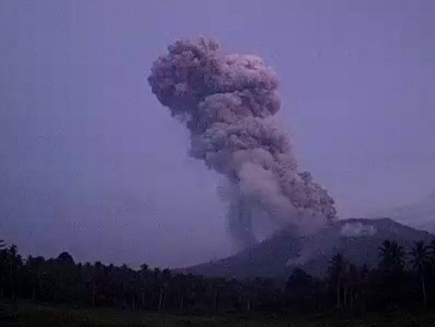 印尼火山喷发致旅游危机，多名中国游客滞留巴厘岛