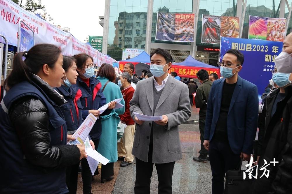 阳山专场招聘会成果丰硕，近800人达成就业意向，吸引三千人求职热潮