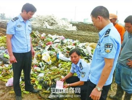 民警在垃圾堆里“淘金” 结果还真找到了！