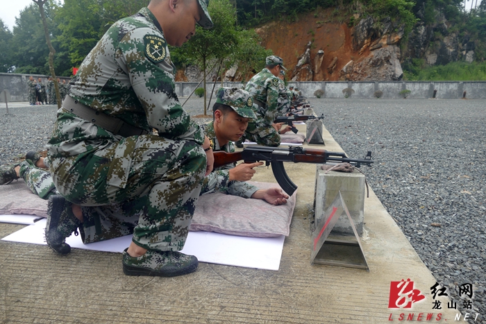 揭西县人武部组织民兵开展轻武器射击训练